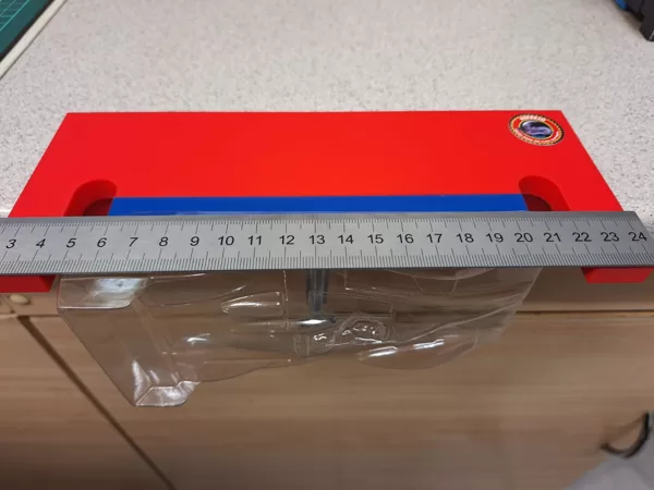 Deska na seříznutí karoserie s magnetickým přítlakem pravítka